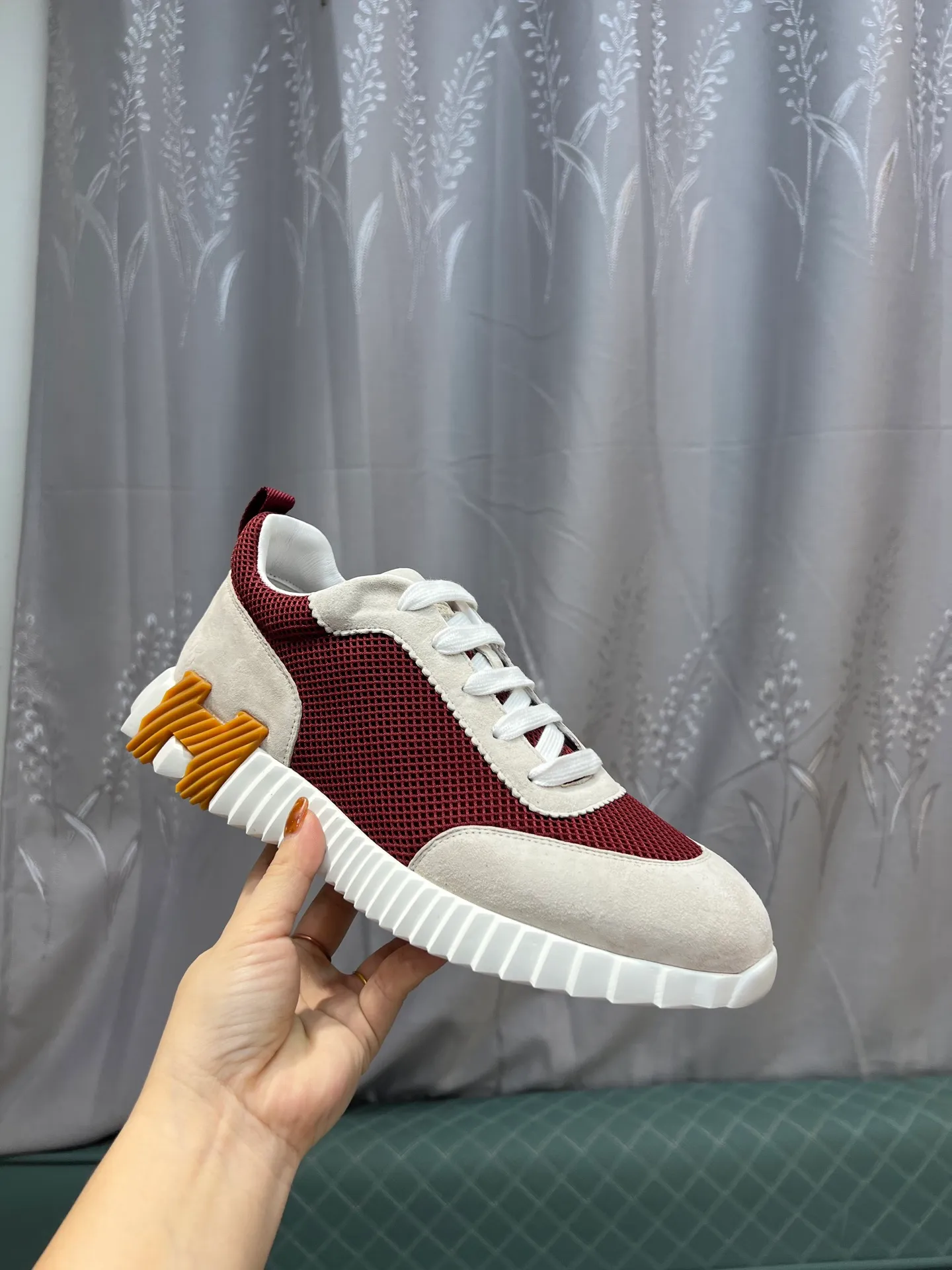 Men's shoes 💰660 Exclusive real shot (top version) Hermes new autumn and winter sports shoes. One of the most comfortable shoes from Hermes. Very light on the feet and good-looking. You will not be tired even if you go shopping. The overall suede feels very good. It is very beautiful and versatile. Very light and comfortable. Fabric: Imported high mercerized sheep/original single rain velvet. Lining: Imported silk sheepskin for the lining insole. Outsole: Seamless combination of IP+TPU (multi-color letters) German technology irradiation machine Size: Male 39-46 (Male 38 45 46 customized) Top quality, simultaneous full set of packaging